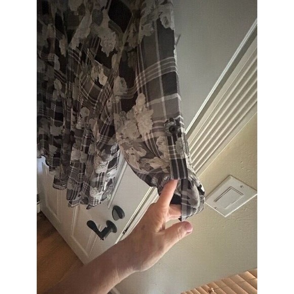 Torrid Blouse Womens Size 2 Gray Floral Button Up Pockets Roll Tab Sleeve EUC - Picture 3 of 9